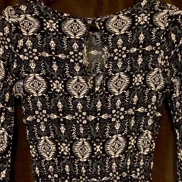 Short Black Dress with floral Print - Picture 4 of 4